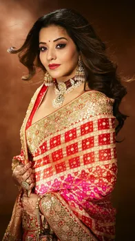 लाल साड़ी में रॉयल दिखीं मोनालिसा, यहां देखें तस्वीरें