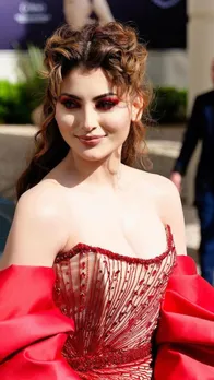 रेड कार्पेट पर उर्वशी रौतेला ने फ्लॉन्ट किया क्लीवेज, देखे तस्वीरें