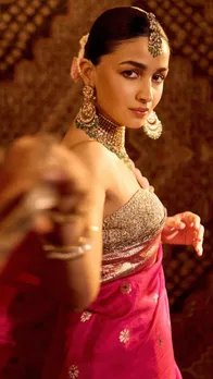 गुलाबी साड़ी में पहना ऑफ सोल्डर ब्लाउज, क्या खूब बनकर पहुंचीं आलिया