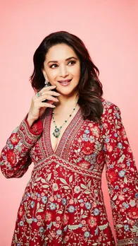 फ्लोरल एथनिक ड्रेस में बेहद प्यारी लग रही माधुरी दीक्षित, देखें