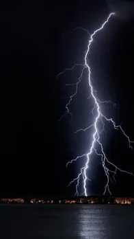 बिजली पहले चमकती है या बादल पहले गरजते हैं?