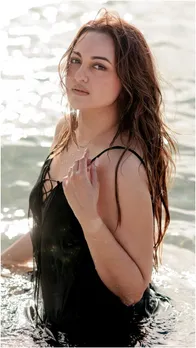 जलपरी बनीं सोनाक्षी सिन्हा, मोनोकिनी पहन पानी में लगाई आग