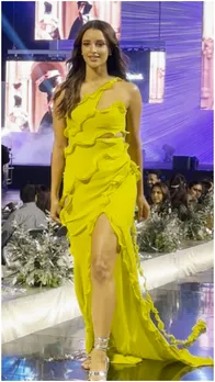 डेढ़ लाख की नियोन ड्रेस पहन रैंप पर उतरीं तृप्ति डिमरी, देखें अदाएं