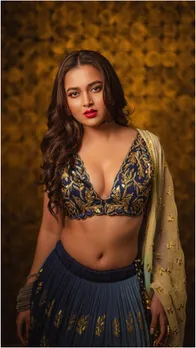 ब्लू लहंगे में Naagin सी बलखाईं तेजस्वी प्रकाश, फैंस बोले- AC चला दो