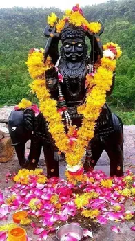 Shani Dev: शनि देव को क्यों चढ़ाया जाता है तिल का तेल, जानें कारण