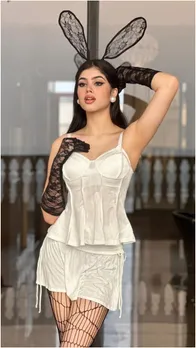 क्यों 16 साल की Riva Arora की उम्र पर उठते हैं सवाल, देखें हॉट तस्वीरे