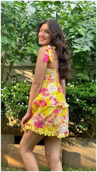 शॉर्ट फ्लोरल ड्रेस में इठलाईं शनाया कपूर, सर्दी में लगीं बेहद कूल