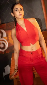 रेड कोड सेट में ग्लैमरस दिखीं नई नवेली दुल्हन रकुल प्रीत, देखें