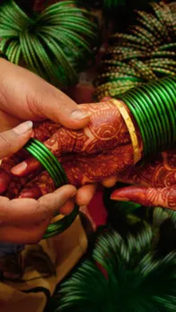 इस सावन अपनी पत्नी को गिफ्ट करें हरी चूड़ियां, जीवन में आएगी समृद्धि