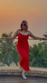 रेड वन पीस में सनसेट एंजॉय करती दिखीं उर्वशी ढोलकिया, देखें