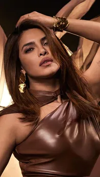 प्रियंका चोपड़ा ने शेयर की अपनी कातिलाना तस्वीरें, देखें