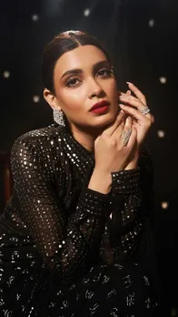 ब्लैक साड़ी लुक में बिल्कुल नागिन नजर आईं डायना पेंटी, देखें तस्वीरें