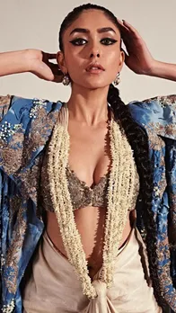Mrunal Thakur ने अपने जबरदस्त लुक से उड़ाए लोगों के होश
