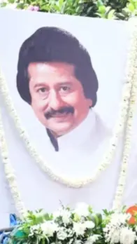 पंकज उधास को नम आंखों से श्रद्धांजलि देने पहुंचे ये सेलेब्स, देखें