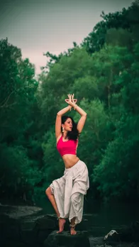 Kavita Kaushik ने टेढ़े-मेढ़े होकर दिया ऐसा पोज़, उर्मिला बोली कुछ ऐसा