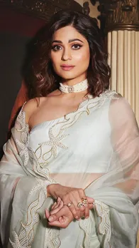 शिल्पा शेट्टी से कम खूबसूरत नहीं हैं शमिता, साड़ी में दीं एलिगेंट पोज