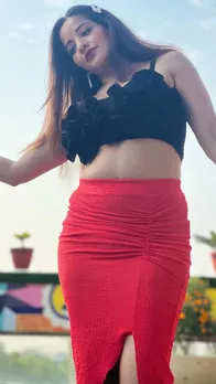 मोनालिसा ने फिर बढ़ाया इंटरनेट का पारा, क्रॉप टॉप पहन हुईं बिंदास