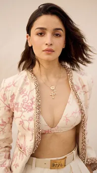 बिकिनी टॉप के साथ आलिया ने पहनी जैकेट, देखें ग्लैमरस लुक