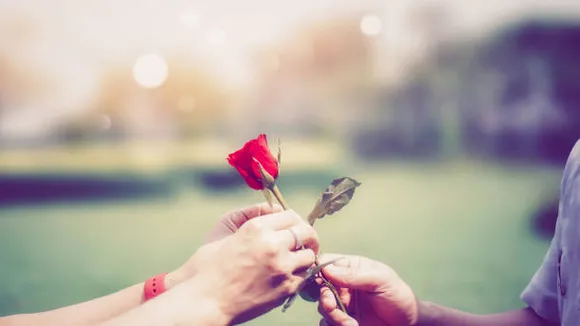 Rose Day 2022 Wishes: इस प्यार भरी शायरी से करें रोज डे की शुरुआत, होंठों पर आ जाएगी दिल में छुपी बात
