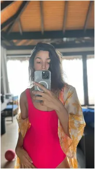 Alia Bhatt  ने शेयर की वेकेशन फोटोज, हॉट पिंक बिकिनी में लगीं बिंदास