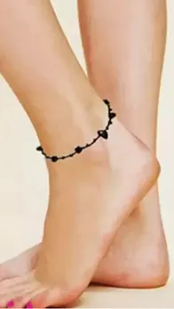 पैर में काला धागा बांधने से क्या होता है? पहनने से पहले जानें सही नियम