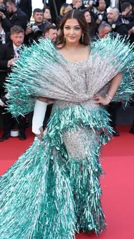 सिल्वर-ब्लू आउटफिट में ऐश्वर्या राय ने बिखेरी अदाएं, देखें