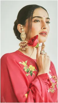 सर्दी में गुलाब सी खिल उठीं सोनम कपूर, हैवी अनाकली सूट में ढाया कहर