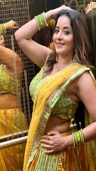 सिजलिंग साड़ी पहन मोनालिसा ने किया गरबा, देखें जलवे
