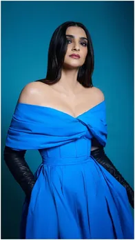 ऑफ शोल्डर ब्लू गाउन में सोनम कपूर का ग्लैम लुक, देखें PICS