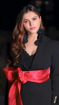 ऑल ब्लैक ड्रैस पर रेड बेल्ट में रूबीना ने लूट ली महफिल, देखें