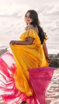 समंदर किनारे, रंग बिरंगी ड्रेस में लहराती दिखीं सोनाक्षी, देखें फोटोज