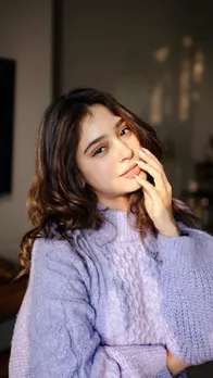 पर्पल स्वेटर में नेचुरल ब्यूटी प्लॉट करती नजर आईं नीति टेलर, देखें