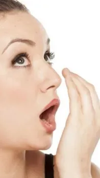क्या मुंह की बदबू की वजह से होती है बेइज्जती, तो अपनाएं ये टिप्स