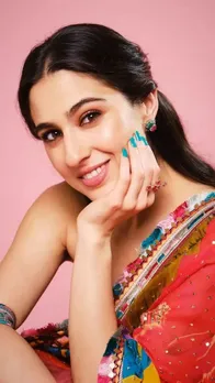 रंग-बिरंगी शिफॉन साड़ी में सारा अली खान ने दी समर वाइब्स , देखें