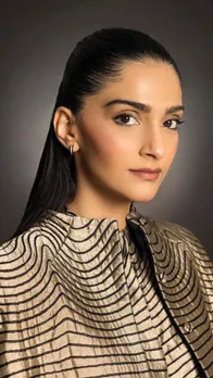 ओवरसाइज गोल्डन ब्लैक आउटफिट में गजब की खूबसूरत लगी सोनम कपूर