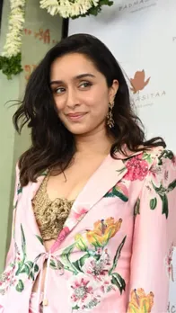 पिंक फ्लोरल ड्रेस में श्रद्धा कपूर की स्माइल ने जीता दिल, देखें फोटोज