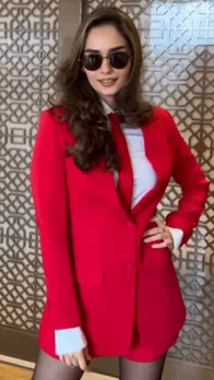 रेड शॉर्ट ड्रेस, गले में टाई; देखें 'मिस वर्ल्ड' मानुषी का किलर लुक