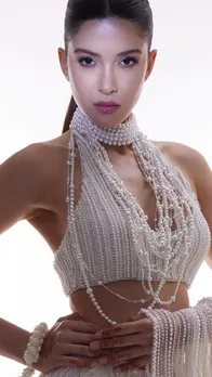 शनाया कपूर ने पहनी 1 लाख मोतियों से सजी सफेद साड़ी, देखें फोटोज