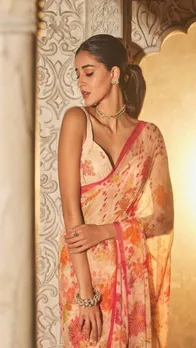 फ्लोरल प्रिंट साड़ूी में क्या खूब दिखीं अनन्या, फ्लॉन्ट की पलती कमर