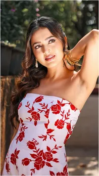 प्रिंटेड व्हाइट ड्रेस में Tejasswi Prakash लगीं एकदम कूल, देखें PICS