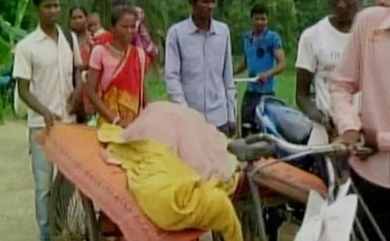 उड़ीसा में एक बार फिर बेटे ने रिक्शे पर ढोई माँ की लाश