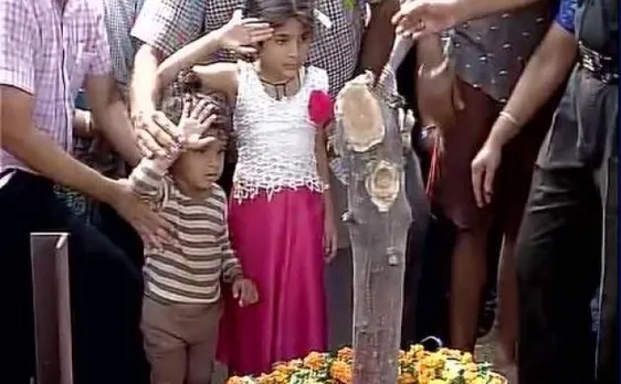 Video: शहीद हवलदार मदन लाल के ढाई साल के बेटे और 5 साल की बेटी ने सल्यूट कर दी शहीद पिता को अंतिम विदाई