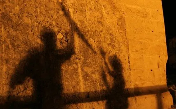 छड़ी की मार से इलाज कर झांसा देता है ढोंगी बाबा, पुलिस नहीं कर रही बाबा पर कार्रवाई