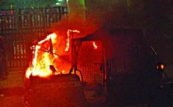 मुंबई में चलती ऑटो रिक्शा में लगी आग, 2 महीने के बच्चे समते 8 झुलसे