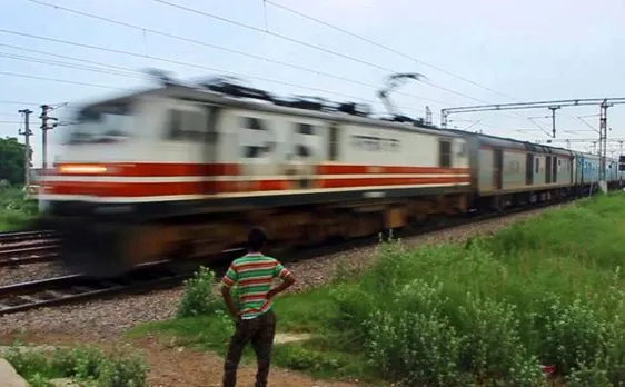प्रेमी युगल ने ट्रेन के सामने कूदकर की आत्महत्या, शव के पास से मिली फ़ोटो से हुई पहचान