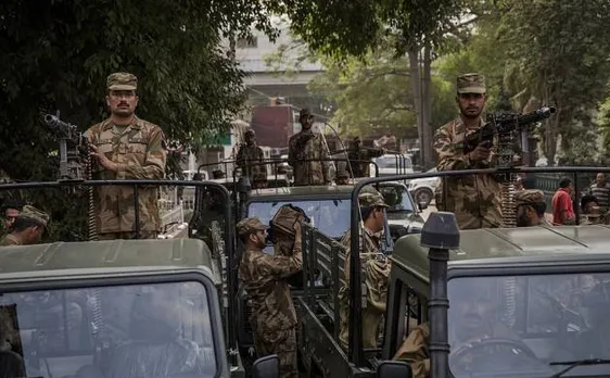 सबूत मिटाने में जुटा पाकिस्तान, मारे गए 50 आतंकियों को दफना रही है पाक सेना- सूत्र