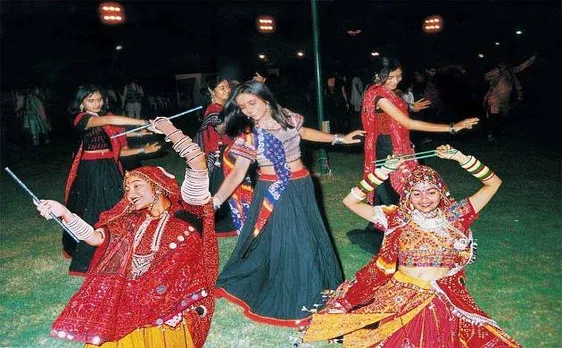 गुजरात में कैसे शुरू हुई नवरात्रों में डांडिया खेलने की प्रथा आप भी पढ़े।