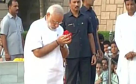 राजघाट पहुंच कर पीएम मोदी ने बापू को दी श्रद्धांजलि