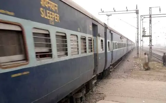 यूपी: तीन ट्रेनों में हथियार बंद बदमाशों ने की लूटपाट, तलाश जारी