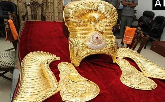 तेलंगाना के सीएम ने मंदिर में चढ़ाया 3.6 करोड़ रुपए का सोने का मुकुट